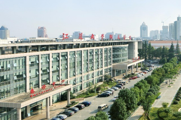 苏大学附属医院整形美容中怎么样？隆鼻前后变化照片＋费用明细