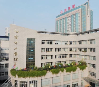 江阴中医院整形科，假体隆鼻手术复杂吗