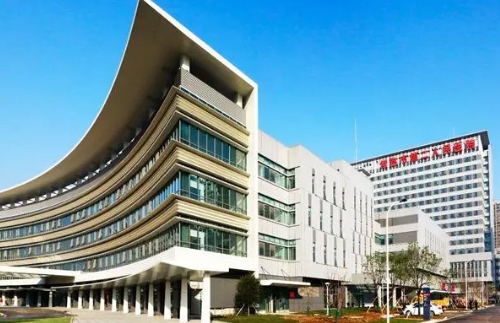 常熟市第二人民医院整形外科假体隆鼻多少钱？价格公开透明，医院环境优越