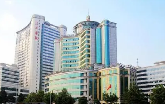 武汉铁路医院整形科好不好？点开了解去眼袋手术后该如何正确护理