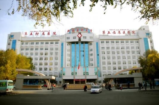 新疆医科大学第五附属医院美容科自体脂肪隆胸，口碑测评+隆胸案例图