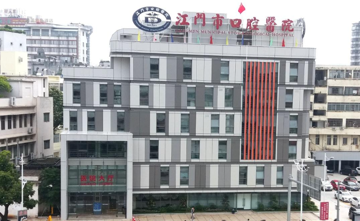 江门市口腔医院收费价目表上线，案例分享\牙齿矫正后笑出自信