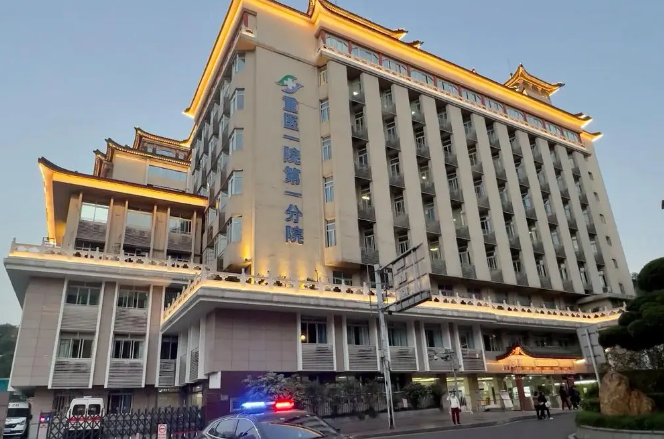 重庆西南医院和重庆医科大学附属第一医院，隆胸医生技术水平和简介解析！