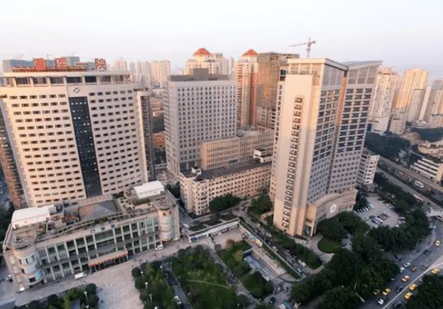 大坪医院和重医附一院哪个好？隆胸医生优势亮同步参考！