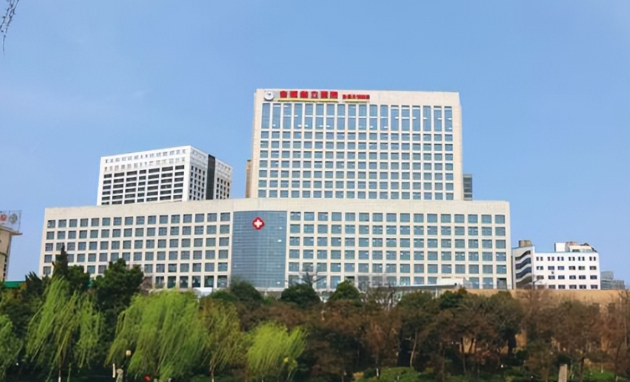 安徽省立医院口腔科医生详细信息？种植牙价格表+医院口碑在线查看