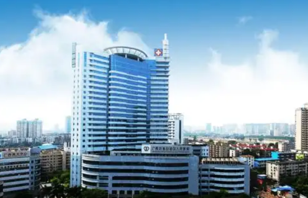 广西壮族自治区人民医院整形美容激光中心医生有哪些？眼部医生技术优势分析揭秘