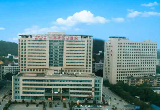 中国人民解放军中部战区总医院皮肤整形美容科医生有哪些？坐诊医院、吸脂案例对比请查收！