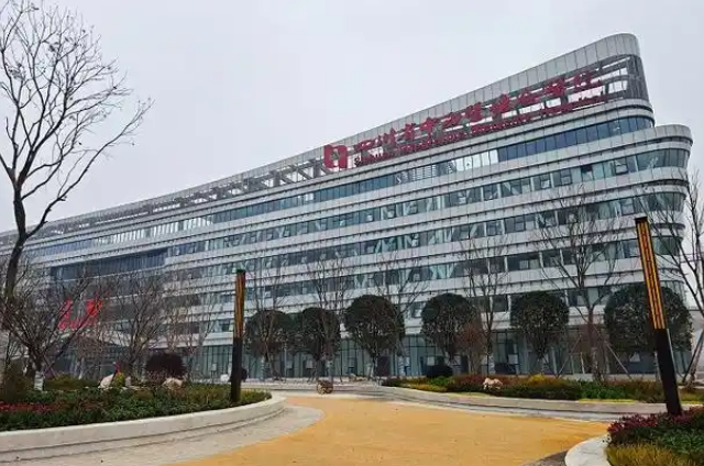 四川省中西医结合医院医疗美容科医生有哪些？隆胸医生技术优势分析揭秘