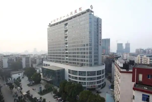 衡阳市第一人民医院烧伤科医生有哪些？隆胸医生详情、2025价格表及案例曝光