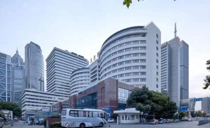 同济大学附属东方医院整形外科医生有哪些？隆胸口碑不错的实力专家技术点评