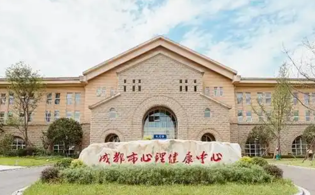 成都市第四人民医院那个医生医术好？隆鼻技术水平、供大家参考！