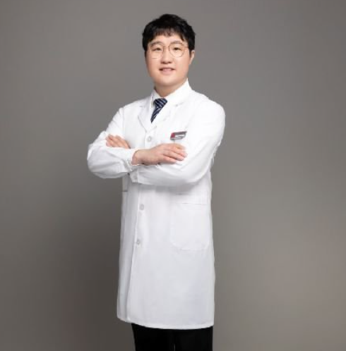 广州下颌骨精雕医生推荐，柳超个人简历和成就来了！审美在线不翻车