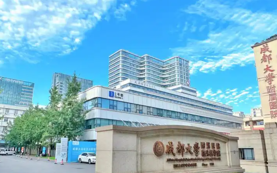 成都大学附属医院整形外科哪个医生好?隆胸人气医生及真实体验